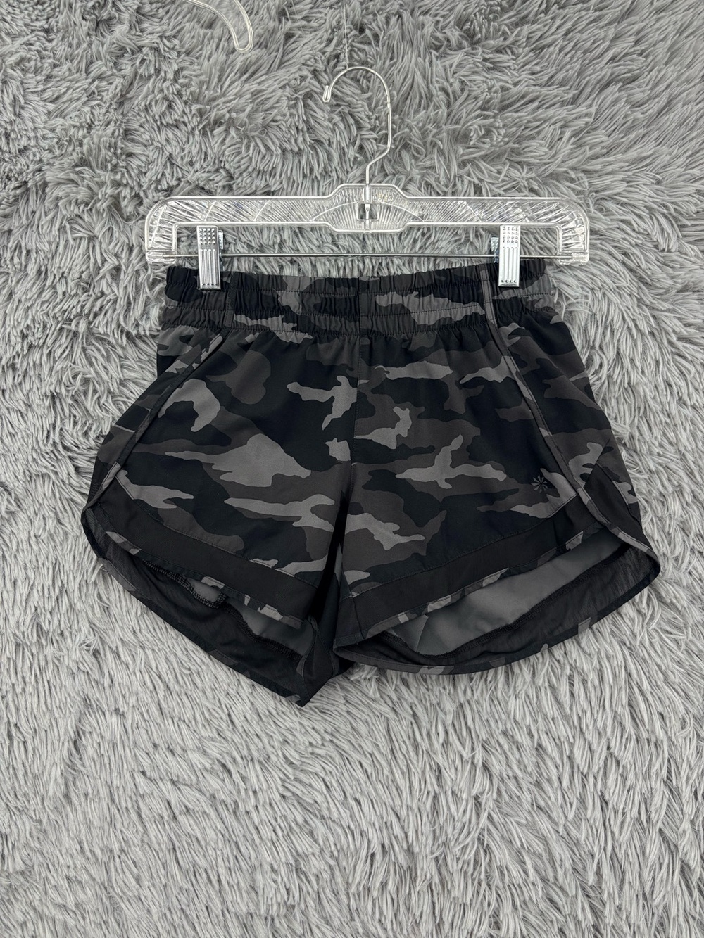 Athleta Race Runner Short Womens
XXS Printed Mesh Camo Black Gray Athletic